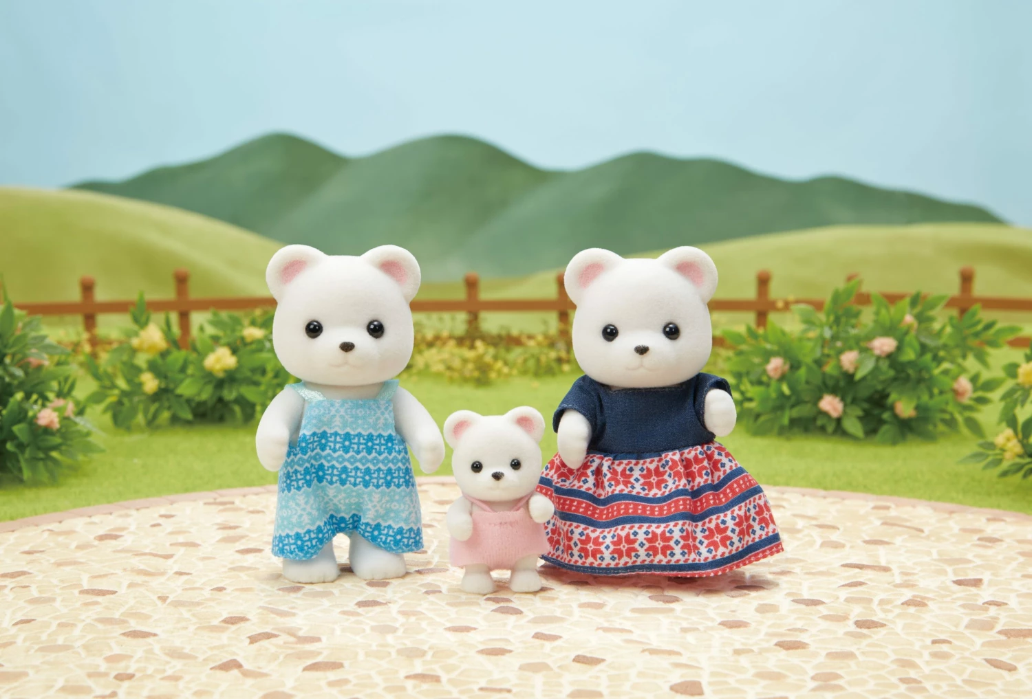 SYLVANIAN FAMILIES POLAR BEAR FAMILY 3 PACK - Image 2